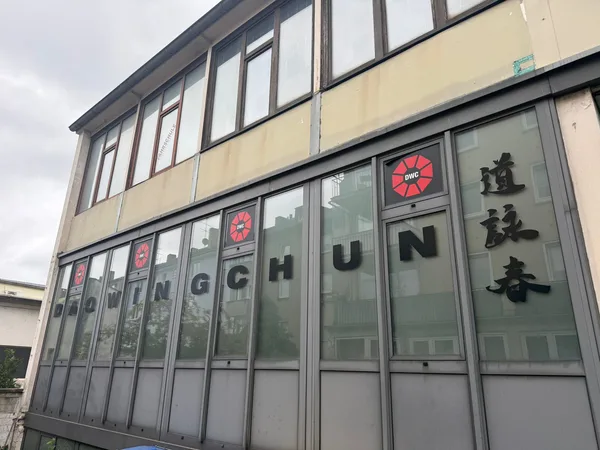 Startseite 14 Eingang der Dao Wing Chun Schule im Hof, Schriftzug Dao Wing Chun auf der Glasfront